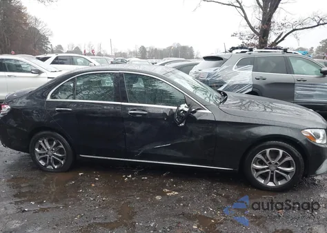 2016 Mercedes-Benz C 300 4Matic z USA, uszkodzony, nr VIN 55SWF4KB4GU169981